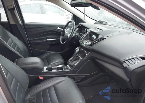 2016 Ford Escape Titanium z USA, uszkodzony, nr VIN 1FMCU9J92GUC33797